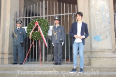 La deposizione della corona al liceo Buratti