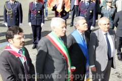 La deposizione della corona al liceo Buratti