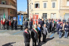 La deposizione della corona al liceo Buratti