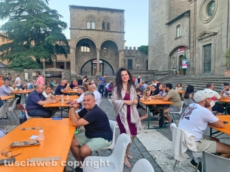 Viterbo - Cena dei facchini a piazza San Lorenzo - La sindaca Chiara Frontini
