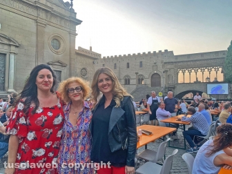 Viterbo - Cena dei facchini a piazza San Lorenzo - Da sinistra le consigliere Francesca Sanna, Lina Delle Monache , Alessandra Troncarelli - Da sinistra le consigliere Francesca Sanna, Lina Delle Monache , Alessandra Troncarelli