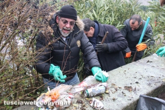 Viterbo civica ripulisce sopra al Sacrario