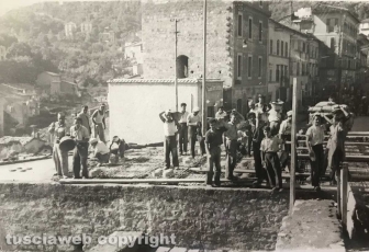 Soriano nel Cimino -Anni Cinquanta, riparazioni in piazza Vittorio Emanuele