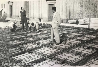 Soriano nel Cimino -Anni Cinquanta, riparazioni in piazza Vittorio Emanuele