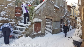Viterbo di giorno coperta di neve