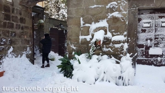 Viterbo di giorno coperta di neve