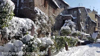 Viterbo di giorno coperta di neve