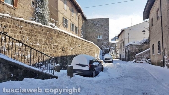 Viterbo di giorno coperta di neve