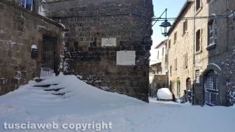 Viterbo di giorno coperta di neve