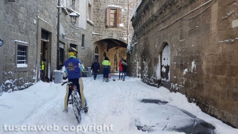 Viterbo di giorno coperta di neve