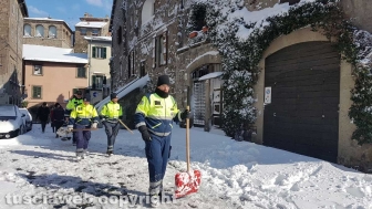 Viterbo di giorno coperta di neve