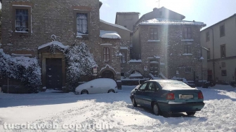 Viterbo di giorno coperta di neve