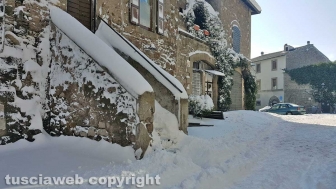 Viterbo di giorno coperta di neve