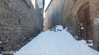 Viterbo di giorno coperta di neve