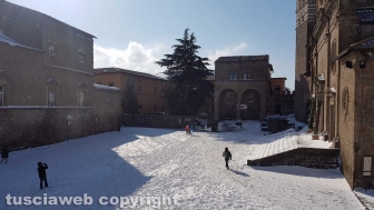 Viterbo di giorno coperta di neve