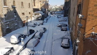 Viterbo di giorno coperta di neve