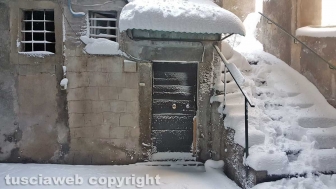 Viterbo di giorno coperta di neve