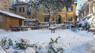 Viterbo di giorno coperta di neve