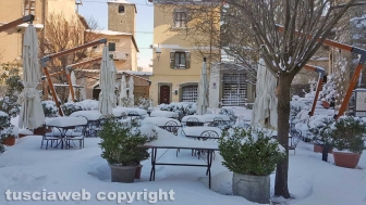 Viterbo di giorno coperta di neve