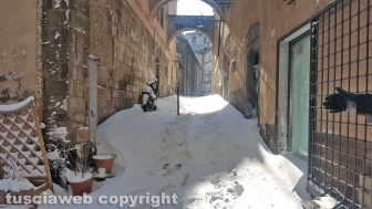 Viterbo di giorno coperta di neve