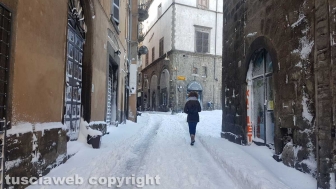 Viterbo di giorno coperta di neve