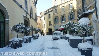 Viterbo di giorno coperta di neve