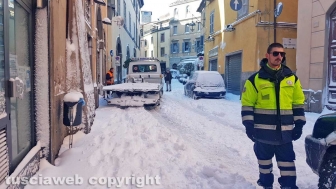 Viterbo di giorno coperta di neve