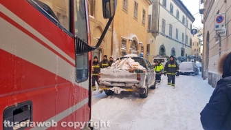 Viterbo di giorno coperta di neve