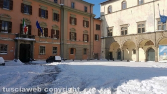 Viterbo di giorno coperta di neve