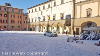 Viterbo di giorno coperta di neve
