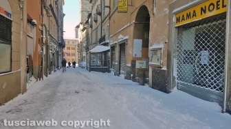 Viterbo di giorno coperta di neve
