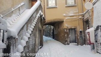 Viterbo di giorno coperta di neve