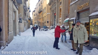 Viterbo di giorno coperta di neve