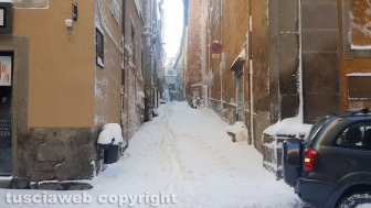 Viterbo di giorno coperta di neve