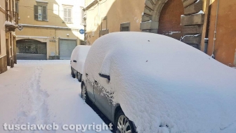 Viterbo di giorno coperta di neve