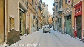 Viterbo di giorno coperta di neve