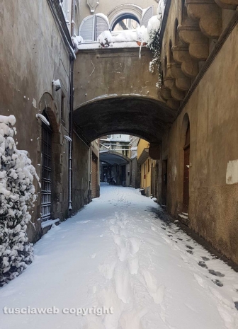 Viterbo di giorno coperta di neve