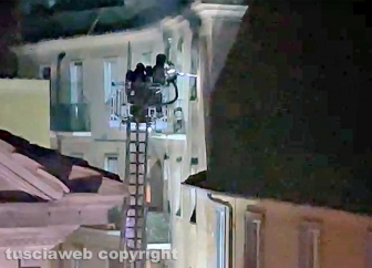 Viterbo - Incendio in un appartamento in pieno centro storico nella notte