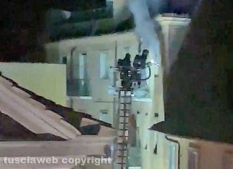 Viterbo - Incendio in un appartamento in pieno centro storico nella notte