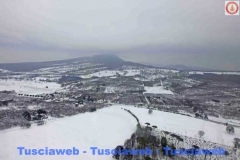 Viterbo e la Tuscia innevate viste dall\'elicottero