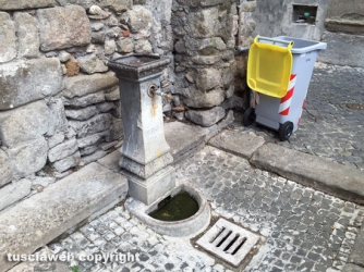 Fontana scapocciata di Via del Collegio
