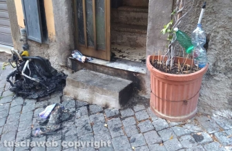 Viterbo - Paura in pieno centro storico, esplode bomba incendiaria artigianale