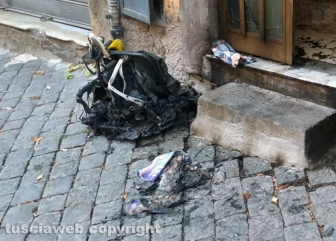 Viterbo - Paura in pieno centro storico, esplode bomba incendiaria artigianale