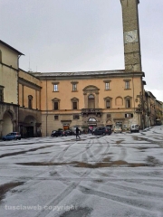 Piazza del comune ricoperta di grandine