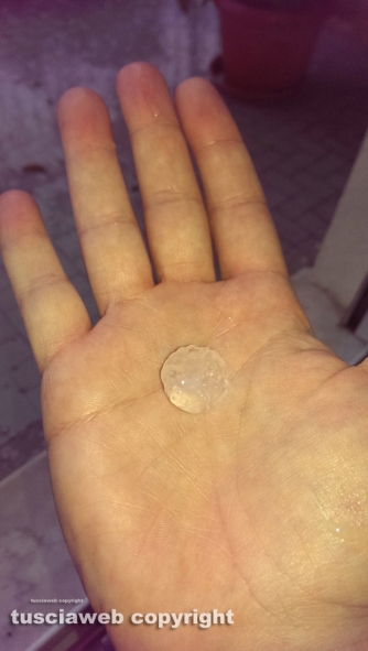 La grandezza della grandine - Foto Enrico Luzzitelli