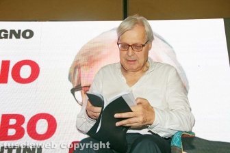 Vittorio Sgarbi a piazza delle Erbe