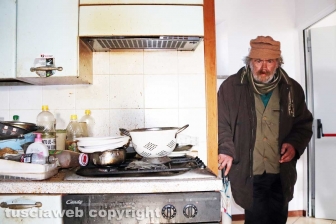 Vivere tra monnezza, topi e scarafaggi