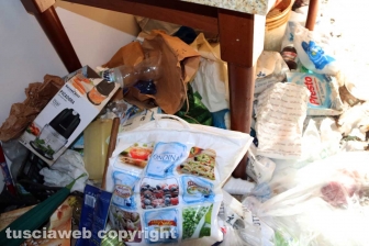 Vivere tra monnezza, topi e scarafaggi