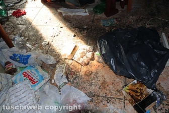 Vivere tra monnezza, topi e scarafaggi