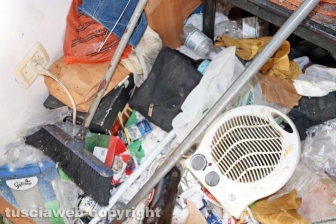 Vivere tra monnezza, topi e scarafaggi